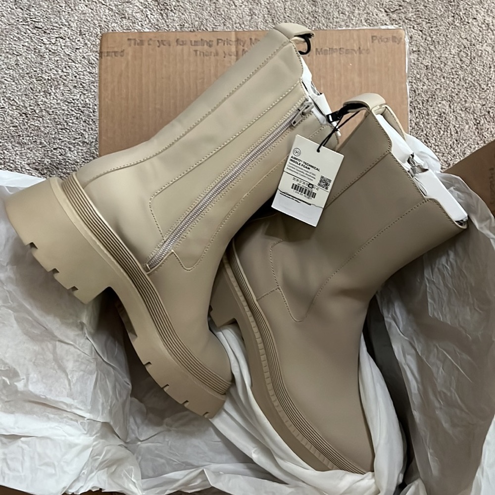 Zara New Off White Cream Lug Sole Rubberized Ankle boot. Size 9